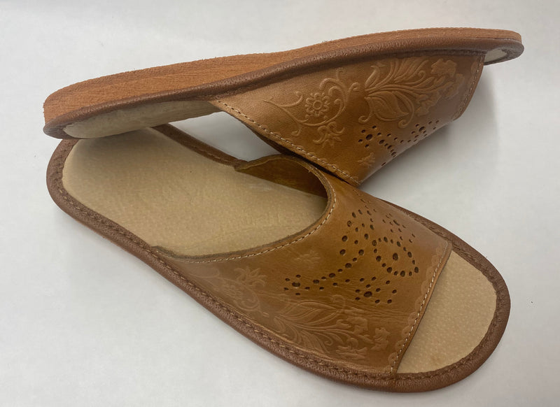 WOMEN’S-GENUINE-LEATHER-SLIPPERS-PANTOFLE-SKORZANE-KAPCIE-SKÓRZANE-POLSKIE-EUROPEAN-KLAPKI-GÓRALSKIE-GORALSKIE-LACZKI-SHOES-POLISH-VIBES-GIFT-GALLERY-CHICAGO