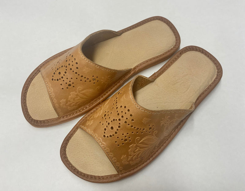 WOMEN’S-GENUINE-LEATHER-SLIPPERS-PANTOFLE-SKORZANE-KAPCIE-SKÓRZANE-POLSKIE-EUROPEAN-KLAPKI-GÓRALSKIE-GORALSKIE-LACZKI-SHOES-POLISH-VIBES-GIFT-GALLERY-CHICAGO