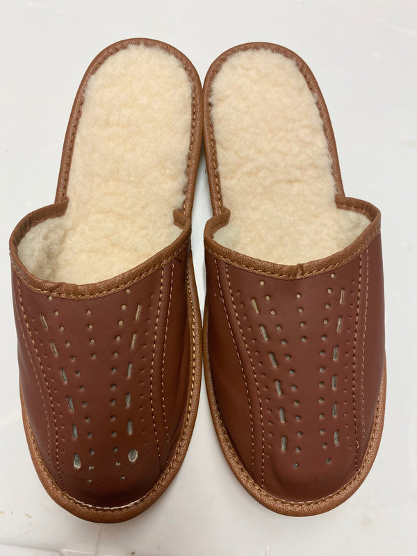 LEATHER-SLIPPERS-SHOSE-SHEEPSKIN-NATURAL-SHEEP-WOOL -EUROPEAN-KAPCIE-SKORZANE-SKÓRA-SKORA-WELNA-OWCZA-WELNA-PANTOFLE-POLSKIE-BUTY-POLISH-VIBES-GIFT-GALLERY-CHICAGO