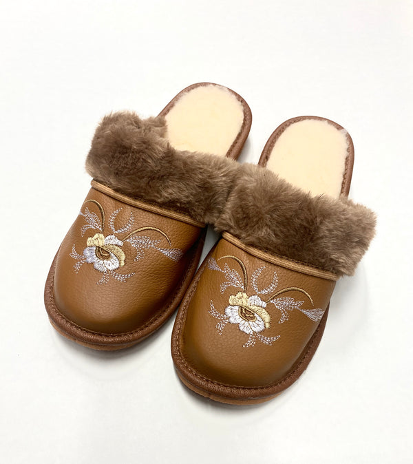 LEATHER-SLIPPERS-SHOSE-SHEEPSKIN-NATURAL-SHEEP-WOOL -EUROPEAN-KAPCIE-SKORZANE-SKÓRA-SKORA-WELNA-OWCZA-WELNA-PANTOFLE-POLSKIE-BUTY-POLISH-VIBES-GIFT-GALLERY-CHICAGO