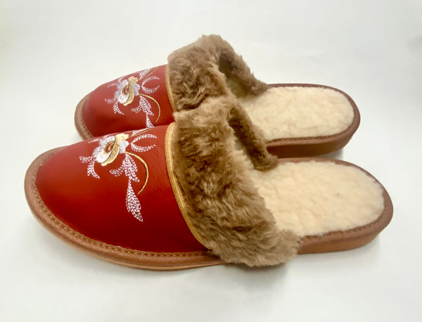 WOMEN-LEATHER-SLIPPERS-SHOSE-SHEEPSKIN-NATURAL-SHEEP-WOOL -EUROPEAN-KAPCIE-SKORZANE-SKÓRA-SKORA-WELNA-OWCZA-WELNA-PANTOFLE-POLSKIE-BUTY-POLISH-VIBES-GIFT-GALLERY-CHICAGO