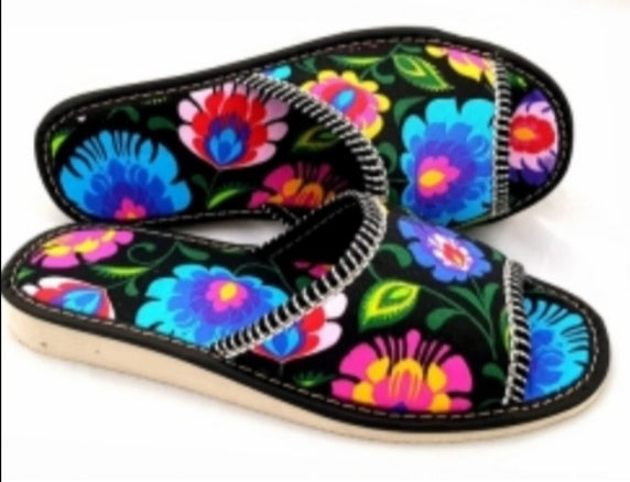 WOMENS-LADIES—SLIPPERS-FLATS-SANDALS-KAPCIE - PANTOFLE-LACZKI-KOBIECE-DAMSKIE-ŁOWICKIE -LOWICKI-WZOR-ŁOWICKI-WZÓR-KWIATY- REGIONALNE-POLSKIE -TRADYCJA-POLSKA-FOLKLORE-FOLKLORES-FOLK -FLORAL-ŁOWiCKI-PATTERN -POLISH-VIBES - GIFT-GALLERY- CHICAGO